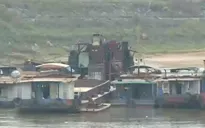 Tàu cát trái phép “dàn trận” đục khoét ngày đêm trên sông Chảy