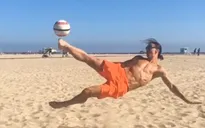 Ibrahimovic trổ tài "cắt kéo" trên bãi biển Los Angeles