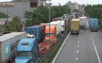 Hải Phòng: Ùn tắc nghiêm trọng đường ra cảng Đình Vũ sau bão số 1