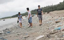 Quảng Nam: Bờ biển Tam Hải ngập tràn rác thải