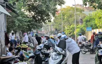 Nghệ An: Người dân Vinh vô tư họp chợ dưới biển “cấm họp chợ”