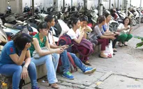 Thi THPT chuyên 2016: Phụ huynh lo lắng đợi con ngoài phòng thi