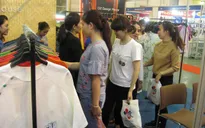 Người dân Hà Nội tấp nập mua sắm tại các hội chợ nhân dịp Giáng sinh