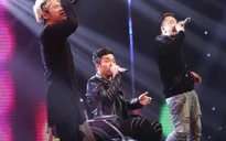 Nhân tố bí ẩn: Ngồi xe lăn, YanBi vẫn hát cực sung trên sân khấu