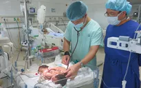 Khó có khả năng tách rời 2 bé song sinh dính liền ở Hà Giang