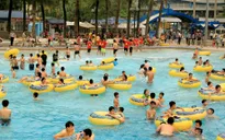 Xếp hàng dài mua vé giảm giá 80% vào Công viên nước Hồ Tây