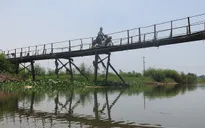 Cận cảnh cây cầu "chờ sập" tại Hà Nội