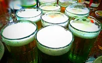 Người trên 60 tuổi ngày càng uống nhiều bia rượu