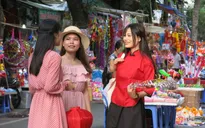 Phố Hàng Mã nhộn nhịp cận kề Tết Trung thu