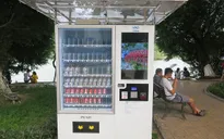 Máy bán hàng tự động "gây sốt" ở phố đi bộ