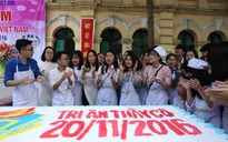 Học sinh trường THPT Việt Đức làm 1.000 chiếc bánh tặng thầy cô