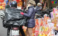 Phố Hàng Mã tấp nập trước ngày ông Công ông Táo