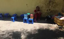 Người dân Hà Nội chống chọi nắng nóng như đổ lửa đầu hè