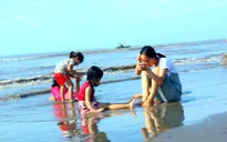 Người dân đổ về các bãi biển tắm lấy may trong ngày Tết Đoan ngọ