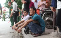 Phụ huynh căng thẳng chờ con trong buổi chiều thi môn Ngoại ngữ