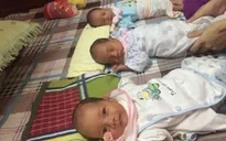 Vẻ đáng yêu của 3 bé trai chào đời còn nguyên trong bọc ối