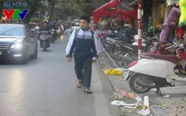 Vỉa hè bị lấn chiếm, người đi bộ đành phải "xuống đường"