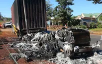 Xe container đang chạy bất ngờ bốc cháy