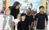 Angelina Jolie khoe chồng và đàn con trên thảm đỏ