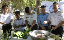 Ký sự đến với Tết Trường Sa: Cận cảnh lính đảo Trường Sa gói bánh chưng Tết bằng lá bàng vuông