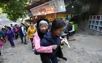 Ô tô "chết" ở đường trên cao và con dâu cõng mẹ chồng đi lễ