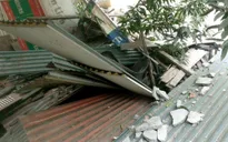 Hà Nội: Bê tông “từ trên trời” rơi xuống, hàng chục người thoát chết