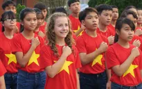 Cô bé 11 tuổi qua 80 nước đến Việt Nam, hát 'Tiến Quân ca' để gây quỹ từ thiện