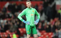 Smalling đá phản, De Gea mất găng tay vàng vào tay Cech