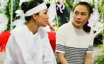 Ca sĩ Hồng Ngọc về nước để tang cha; Mỹ Tâm, Lam Trường thành kính đến chia buồn