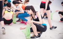 32 người đẹp Hoa hậu Việt Nam dọn rác trên biển Tuần Châu