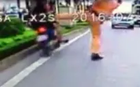 Tạm đình chỉ công tác để điều tra làm rõ clip Cảnh sát giao thông "đá" người đi xe máy vi phạm