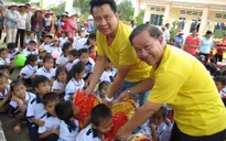 Nhân mùa tựu trường, 500 học sinh nhận cặp mới