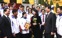 Phó Chủ tịch nước gặp các thầy cô giáo đang công tác tại vùng hải đảo
