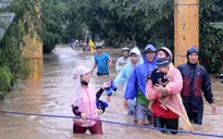 Tặng bằng khen cho 4 cô giáo cứu học sinh trong lũ
