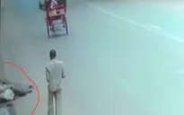 Nạn nhân tai nạn giao thông bị bỏ mặc đến chết ở New Delhi, Ấn Độ