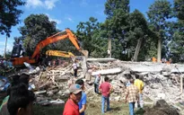 Gấp rút cứu hộ những người mắc kẹt trong vụ động đất tại Indonesia