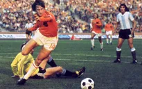 Tạm biệt Johan Cruyff – cha đẻ của thứ bóng đá tấn công mãn nhãn!