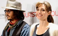 Angelina Jolie chặn số điện thoại của Brad Pitt, nhận sự an ủi từ Johnny Depp