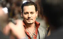 Bị vợ cáo buộc bạo hành, Johnny Depp vẫn vui vẻ
