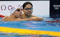 Lần thứ 2 đánh bại Michael Phelps, kình ngư số 1 Singapore dẫn đầu vòng loại 100m bơi bướm