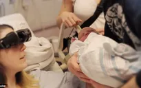 Hạnh phúc vỡ òa của người mẹ khiếm thị lần đầu nhìn thấy con trai