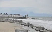 Quảng Nam: Kè bờ biển bị sóng đánh sạt