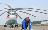Lực sĩ Belarus tay không kéo trực thăng 28 tấn
