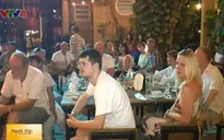 Du khách thích thú trải nghiệm Tết Việt Nam