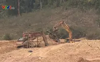Đại công trường khai thác vàng “đầu độc” sông A Vương