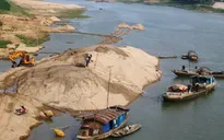 Bắt giữ 3 thuyền khai thác cát trái phép trên sông Ngàn Sâu
