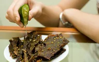 Rùng rợn "phép thuật" biến phổi heo thành... thịt bò khô
