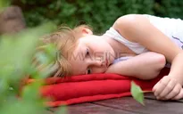 Cha mẹ nên làm gì để con không thấy cô đơn?