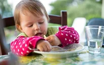Vì sao nên cho trẻ ăn thức ăn thô sớm?