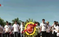 Đoàn thanh niên kiều bào dâng hương tại Thành cổ Quảng Trị